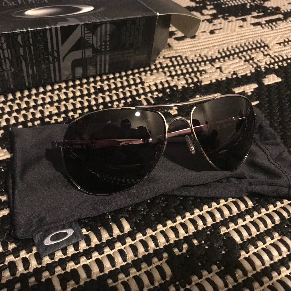 OAKLEY PLAINTIFF POL CHROME W/ WARM GREY